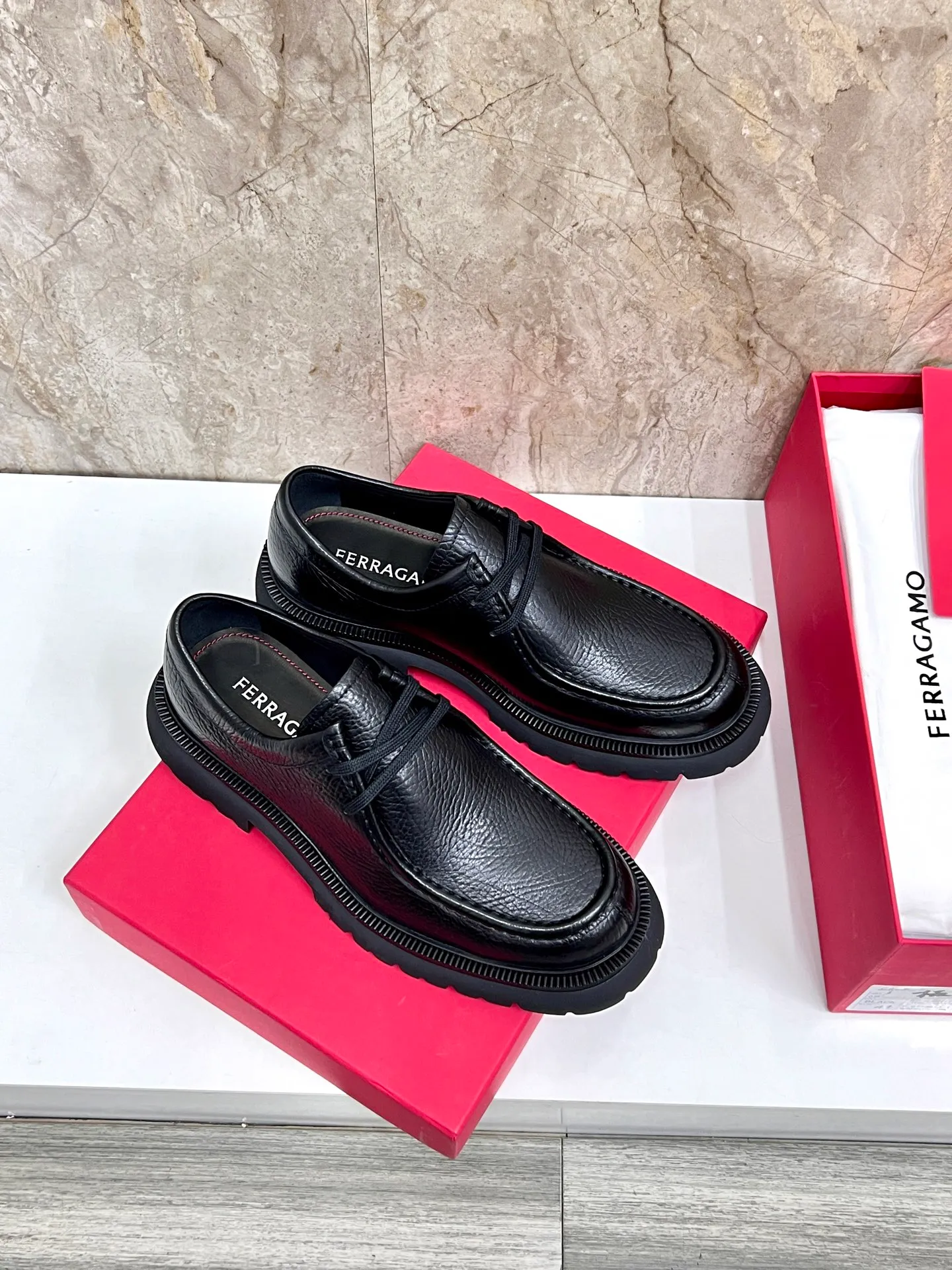 Original quality P780 Brand: Ferragamo Standard code: Men's code 39.40.41.42.43.44 Grade: Same style as the official website High-quality men's shoes Material: Customized first-layer calfskin with water-dyed cowhide lining Cowhide tiptoe Original non-slip and wear-resistant rubber outsole Style category: Men's formal business leather shoes are young and fashionable European and American trends British style Casual matching Comfortable feet Color: actual picture